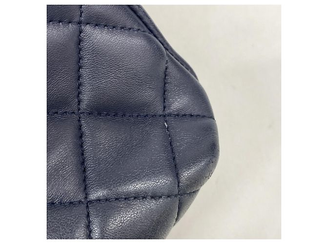 Bolsa de Ombro com Corrente Chanel Matelassé - vista 11