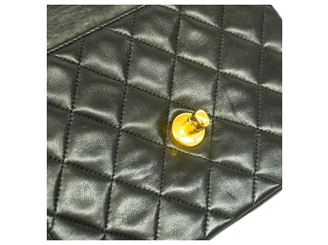 Chanel Mini Matelassé Schultertasche mit Kette - Ansicht 10