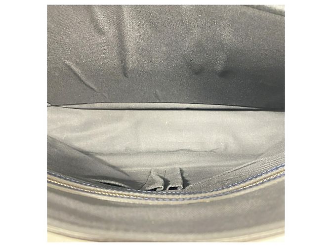 Sac à épaule Louis Vuitton Taiga Roman GM - vue 4