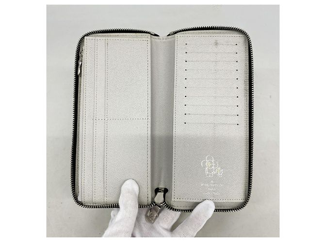 Louis Vuitton Taiga Zippy Wallet Vertical M30446 - vista 3