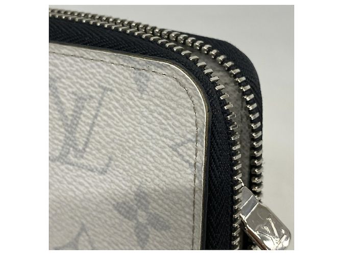 Louis Vuitton Taiga Zippy Wallet Vertical M30446 - vista 6
