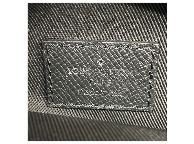 Sac à épaule Louis Vuitton Taigarama Outdoor PM - vue 5