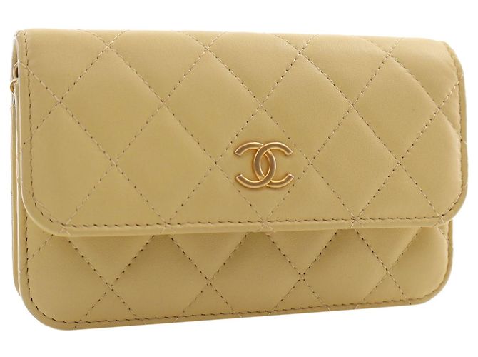 Clutch Chanel Yellow CC de piel de cordero acolchada con cadena - vista 11
