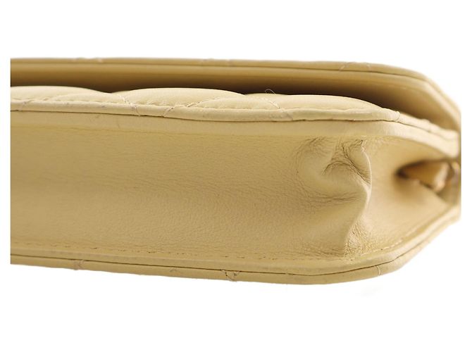 Clutch Chanel Yellow CC de piel de cordero acolchada con cadena - vista 14