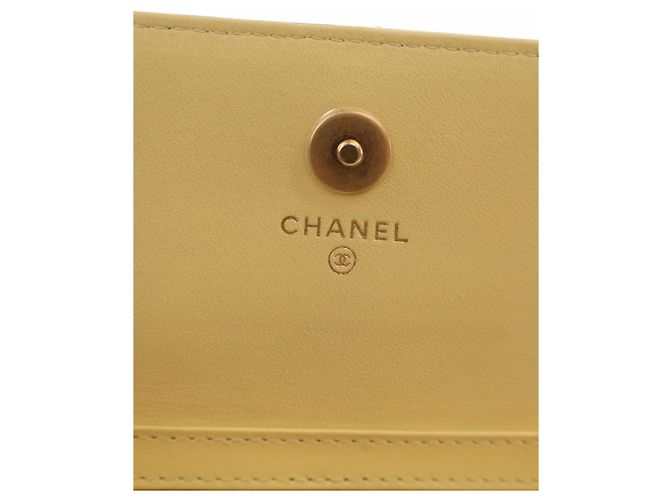 Clutch Chanel Yellow CC de piel de cordero acolchada con cadena - vista 5
