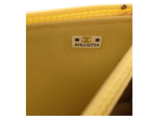 Clutch Chanel Yellow CC de piel de cordero acolchada con cadena - vista 8