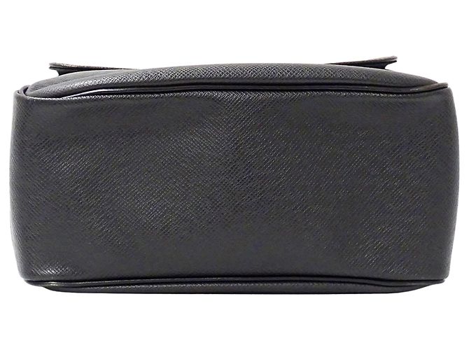 Louis Vuitton Taiga Leather Handbag - view 3