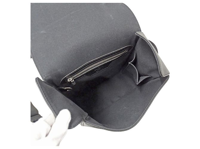 Louis Vuitton Taiga Leather Handbag - view 5