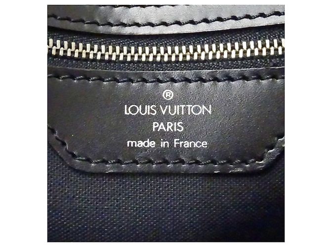 Louis Vuitton Taiga Leather Handbag - view 6