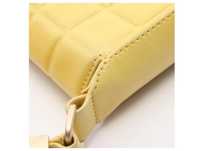 Chanel Coco Mark Chocolate Bar Schultertasche aus gelanem Lammleder - Ansicht 9