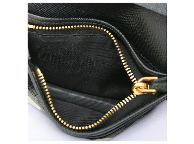 Portefeuille compact bi-fold Prada Saffiano Triangle - vue 7