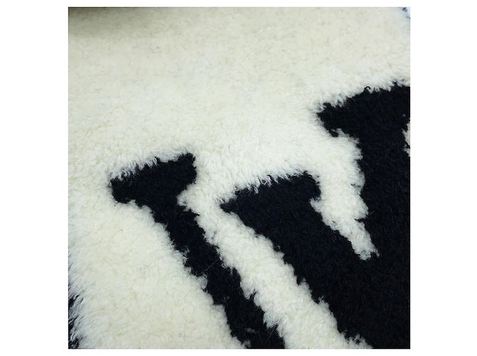 Louis Vuitton Reversible Stole - view 6