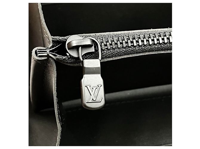 Portefeuille Zippy long Louis Vuitton Monogram Shadow - vue 8