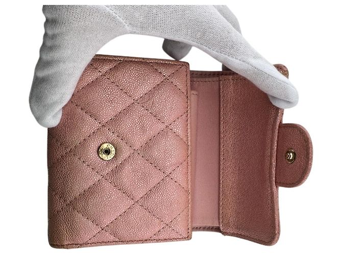 Portafoglio tri-fold Chanel in pelle caviar matelassé rosa - vista 5