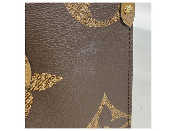 Sac cabas Louis Vuitton Monogram Giant Reverse OnTheGo MM - vue 6