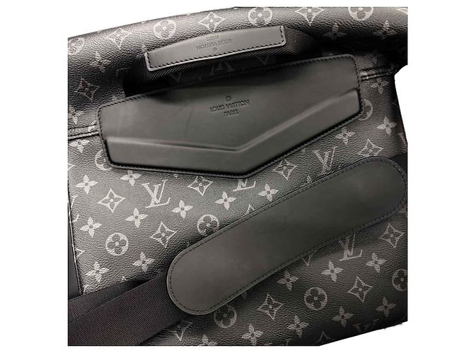 Bolsa de Ombro Louis Vuitton Monogram Eclipse Voyage MM - vista 10