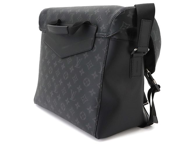 Bolsa de Ombro Louis Vuitton Monogram Eclipse Voyage MM - vista 4