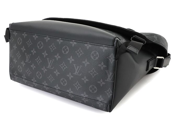 Bolsa de Ombro Louis Vuitton Monogram Eclipse Voyage MM - vista 5