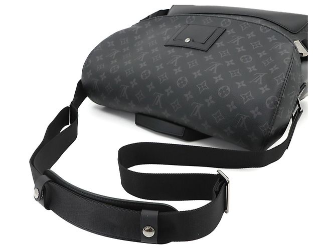 Bolsa de Ombro Louis Vuitton Monogram Eclipse Voyage MM - vista 6
