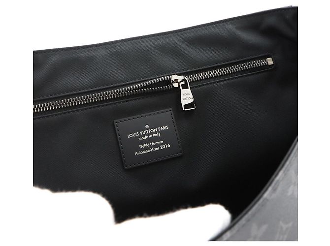 Bolsa de Ombro Louis Vuitton Monogram Eclipse Voyage MM - vista 8