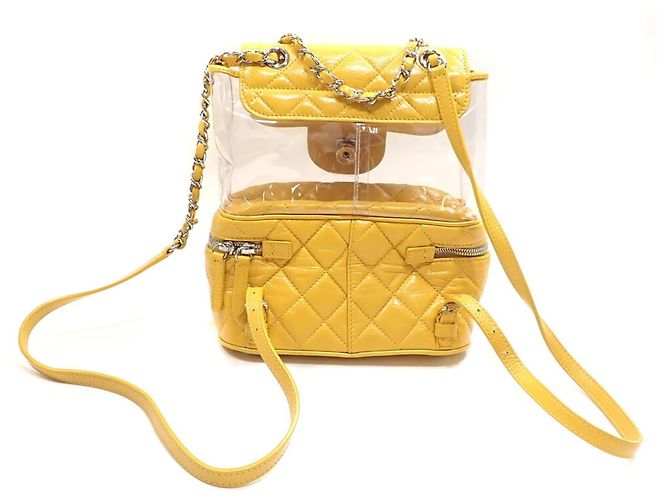 Mochila Chanel de cuero y vinilo amarillo - vista 2