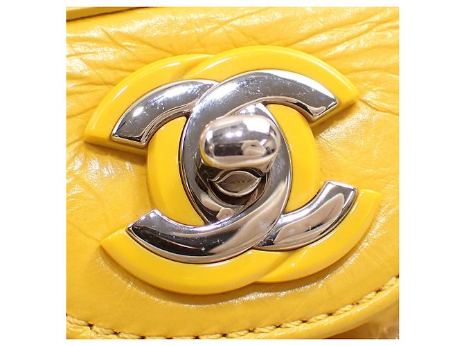 Mochila Chanel de cuero y vinilo amarillo - vista 7