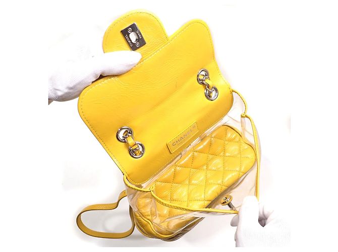Mochila Chanel de cuero y vinilo amarillo - vista 8