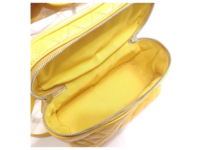 Mochila Chanel de cuero y vinilo amarillo - vista 9