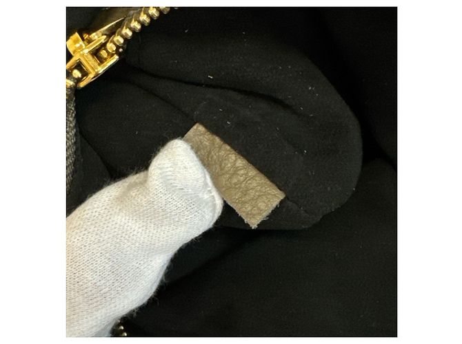 Borsa a tracolla Louis Vuitton Mahina Selene MM - vista 15