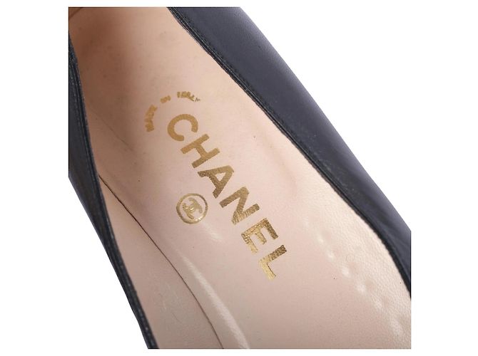 Décolleté CC con punta chiusa in pelle nera Chanel - vista 5