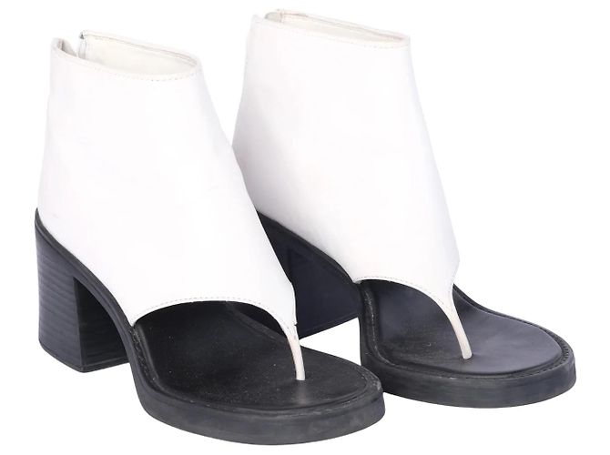 Miu Miu Stiefeletten aus weißem Leder mit Riemchen - Ansicht 2
