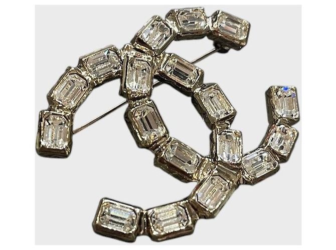 Broche Chanel CC en métal doré et cristaux - vue 2