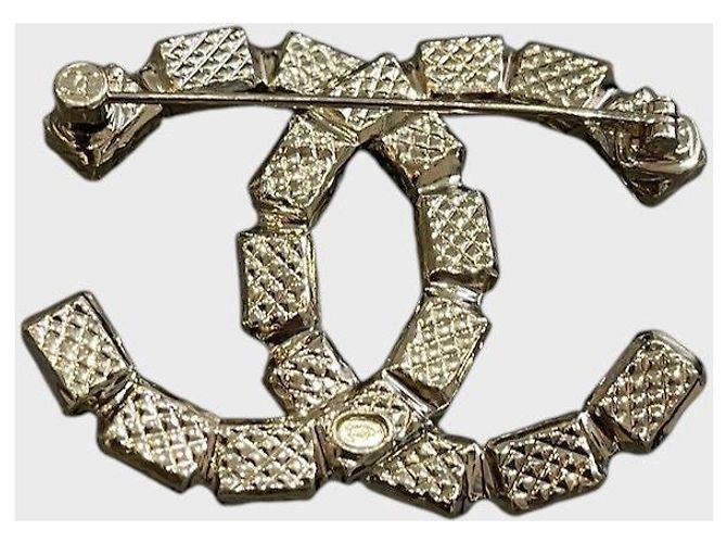Broche Chanel CC en métal doré et cristaux - vue 3