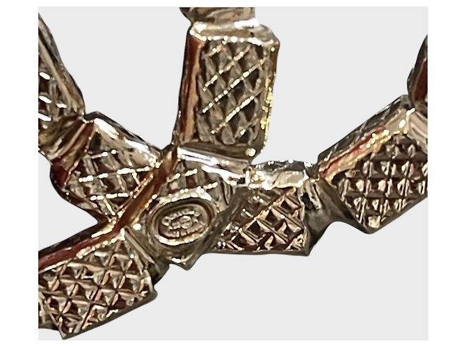 Broche Chanel CC en métal doré et cristaux - vue 4