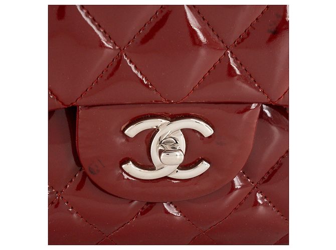 CHANEL - Borsa a tracolla Classic/Timeless Jumbo Chanel in pelle verniciata bordeaux - vista 5