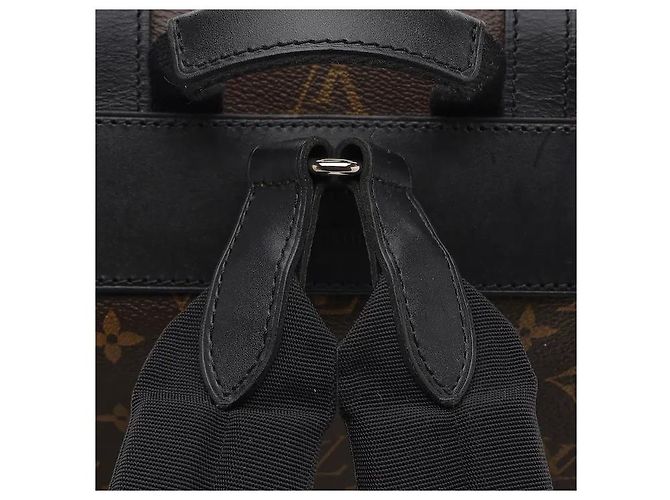 Louis Vuitton Realizzato in tela rivestita Monogram Macassar che evoca la robustezza di uno zaino da trekking, è resistente a graffi e macchie. Ampio spazio interno e numerosi scomparti organizzati sistematicamente - vista 4