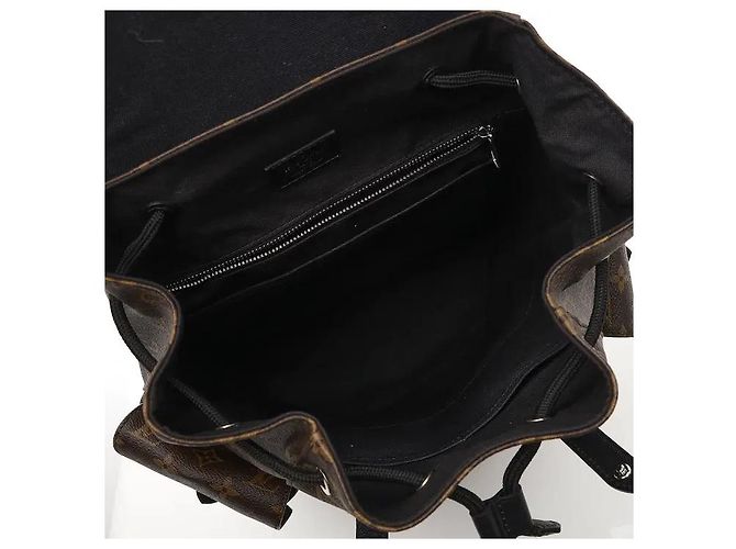 Louis Vuitton Realizzato in tela rivestita Monogram Macassar che evoca la robustezza di uno zaino da trekking, è resistente a graffi e macchie. Ampio spazio interno e numerosi scomparti organizzati sistematicamente - vista 5