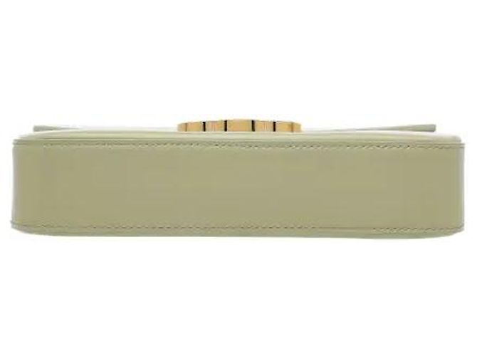 Céline Il materiale in vitello lucido con una lucentezza morbida e sottile si armonizza con la chiusura Triomphe dorata e la tracolla a catena sul davanti per un'eleganza sofisticata. Nonostante la silhouette sottile, l'interno è - vista 3