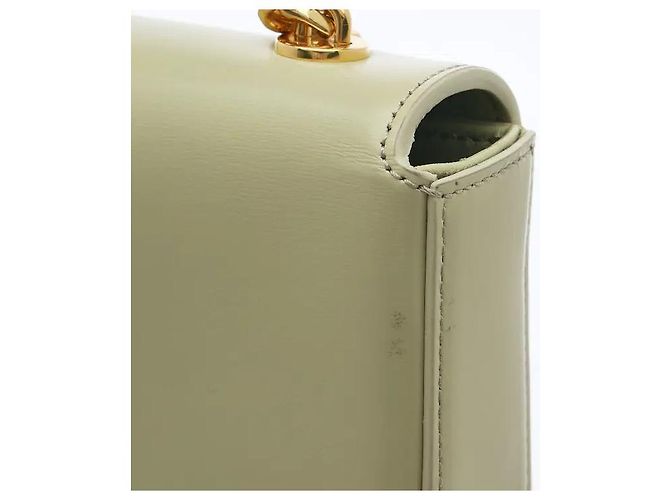 Céline Il materiale in vitello lucido con una lucentezza morbida e sottile si armonizza con la chiusura Triomphe dorata e la tracolla a catena sul davanti per un'eleganza sofisticata. Nonostante la silhouette sottile, l'interno è - vista 4