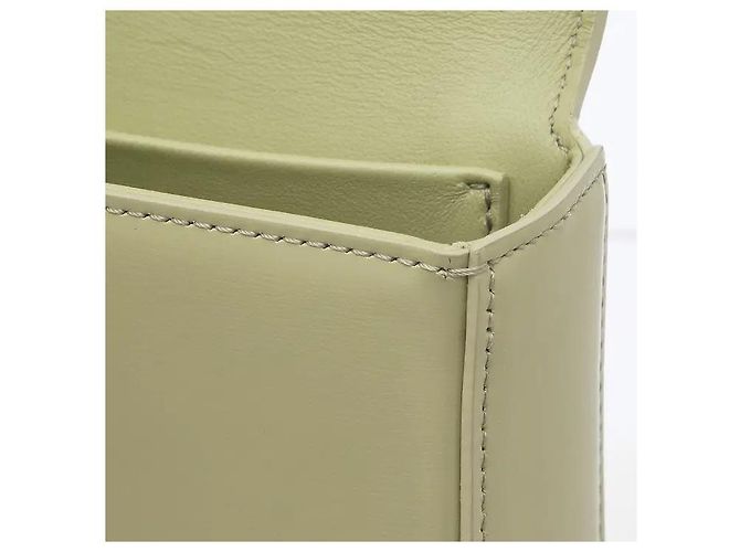 Céline Il materiale in vitello lucido con una lucentezza morbida e sottile si armonizza con la chiusura Triomphe dorata e la tracolla a catena sul davanti per un'eleganza sofisticata. Nonostante la silhouette sottile, l'interno è - vista 5