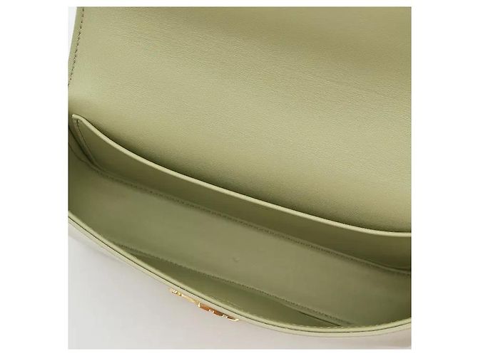 Céline Il materiale in vitello lucido con una lucentezza morbida e sottile si armonizza con la chiusura Triomphe dorata e la tracolla a catena sul davanti per un'eleganza sofisticata. Nonostante la silhouette sottile, l'interno è - vista 6