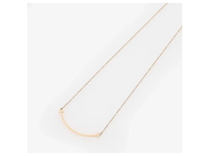 Tiffany & Co Una collana che mette in risalto la brillantezza distintamente calda ed elegante del materiale. Il suo grazioso design curvo, che evoca un sorriso all'angolo della bocca, crea un'atmosfera sofisticata, e il - vista 2