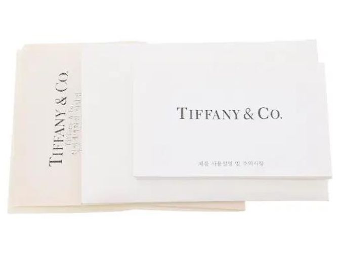 Tiffany & Co Una collana che mette in risalto la brillantezza distintamente calda ed elegante del materiale. Il suo grazioso design curvo, che evoca un sorriso all'angolo della bocca, crea un'atmosfera sofisticata, e il - vista 5