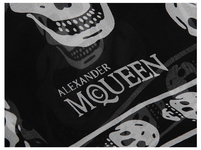Alexander McQueen Seidenschal mit Totenkopf-Print in Schwarz & Weiß - Ansicht 3
