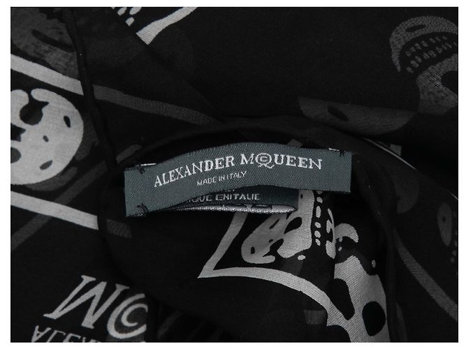 Alexander McQueen Seidenschal mit Totenkopf-Print in Schwarz & Weiß - Ansicht 4