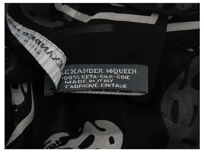 Alexander McQueen Seidenschal mit Totenkopf-Print in Schwarz & Weiß - Ansicht 5