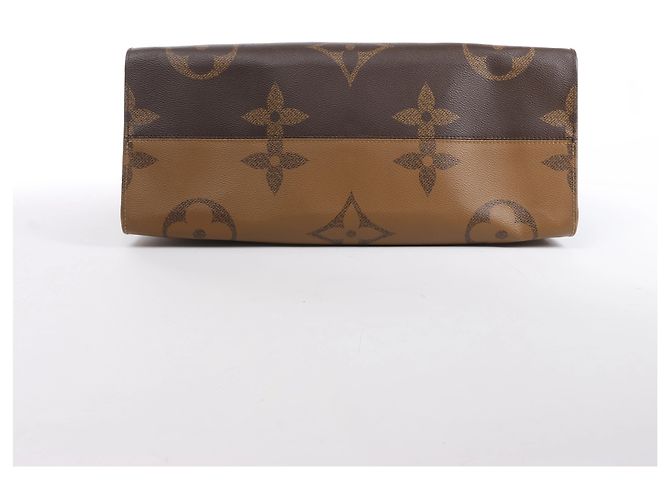 Sac à main 2Way Louis Vuitton OntheGo GM Giant Monogram Reverse en marron M45320 - vue 7