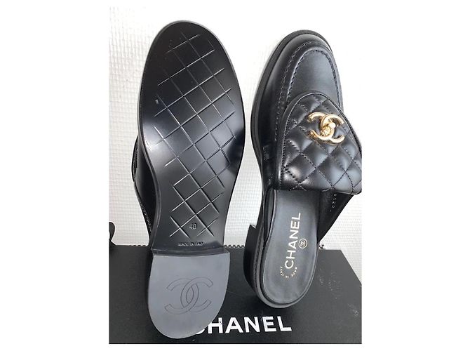 Mules Chanel in pelle matelassé nera - vista 3