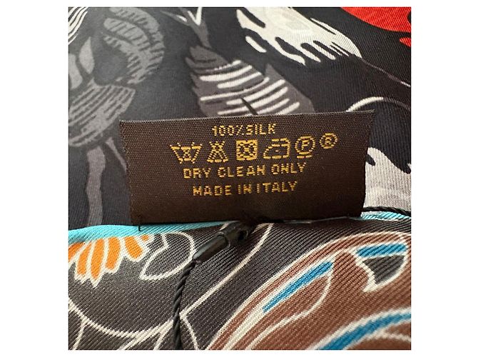 Lenço Louis Vuitton em seda fabricado na Itália - vista 4