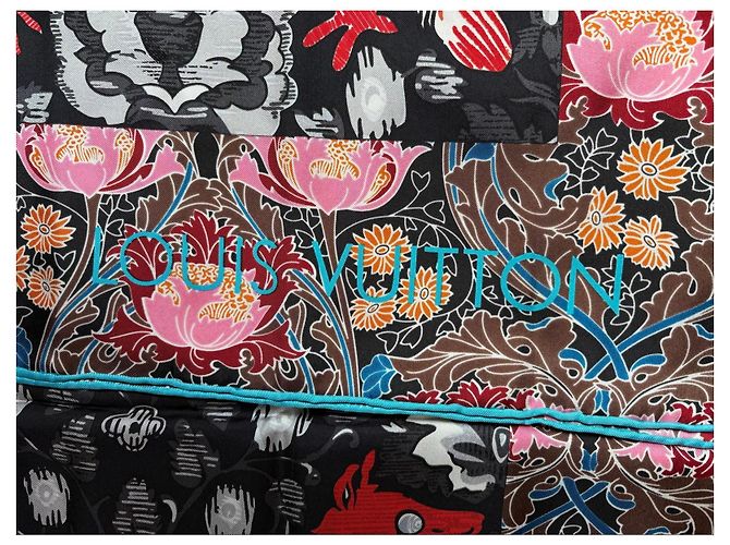 Lenço Louis Vuitton em seda fabricado na Itália - vista 9